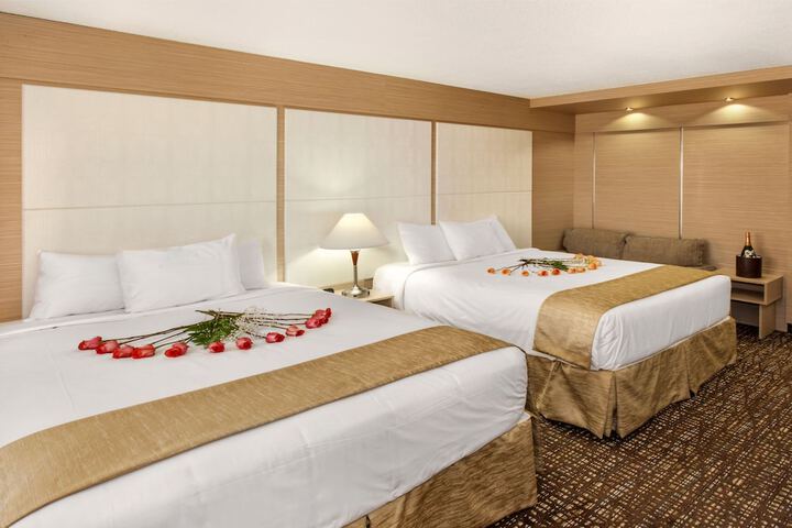 1 Queen Bed (9 of 12)