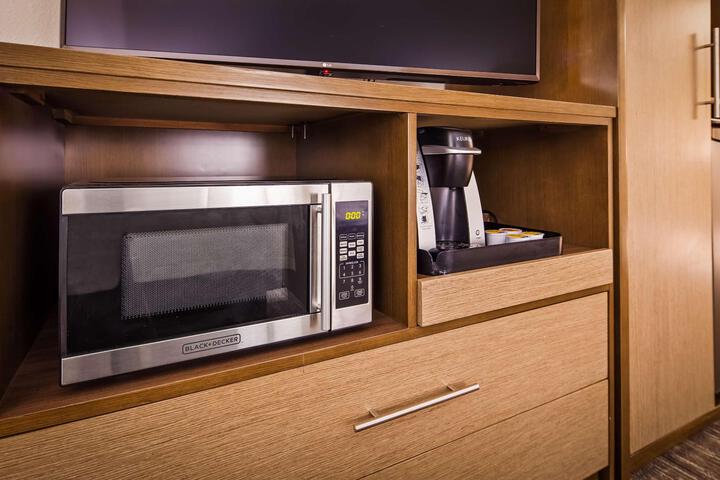 2 Queen Beds Microwave and Refrigerator WiFi Full Breakfast (1 of 7)