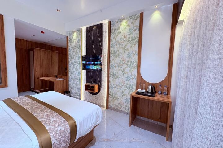 Room 9 of 34