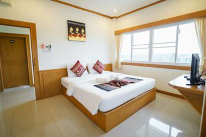 Room 5 of 16