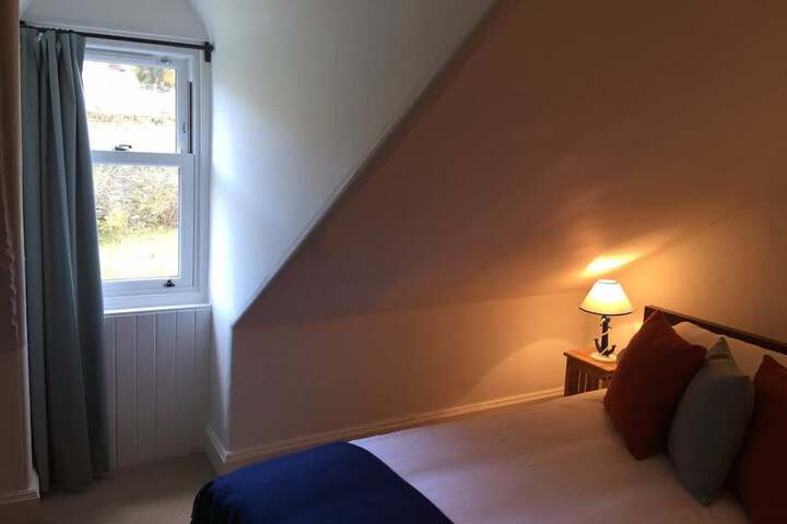 Room 9 of 18