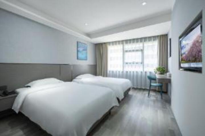 Room 7 of 8
