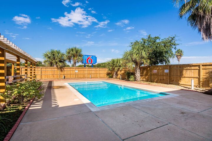 Pool 21 of 40