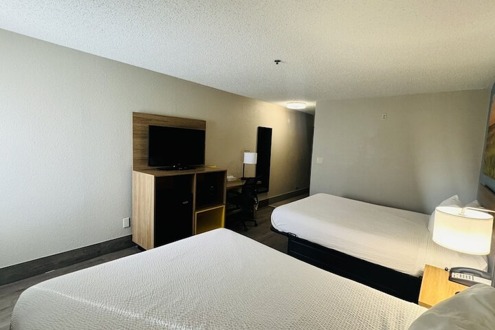 2 Queen Beds Accessible (6 of 11)