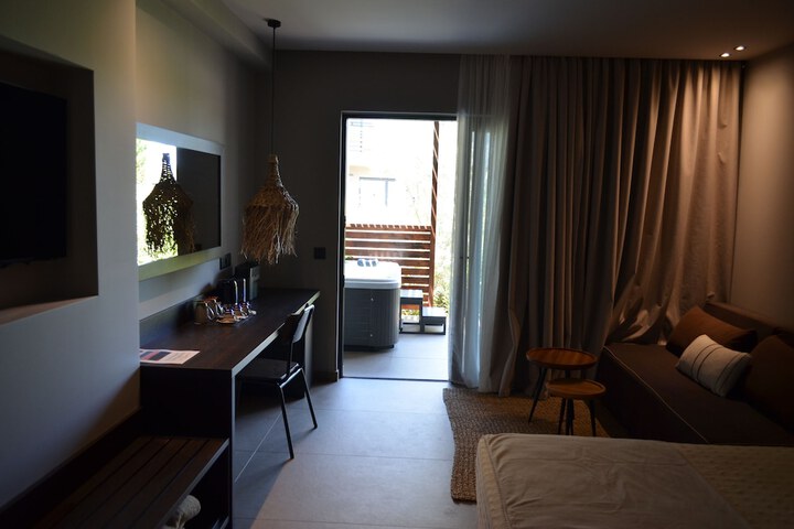 Room 44 of 221
