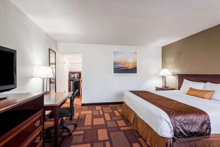 1 King Bed (5 of 11)
