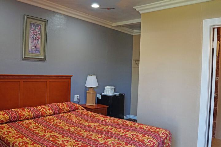 1 Queen Bed (1 of 15)