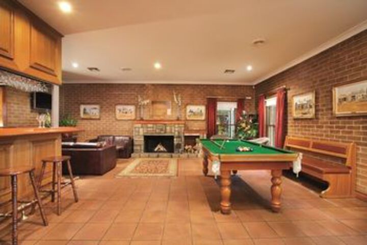 Lounge 13 of 20