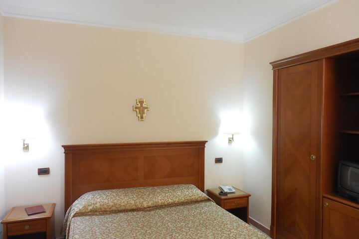 Room 9 of 32