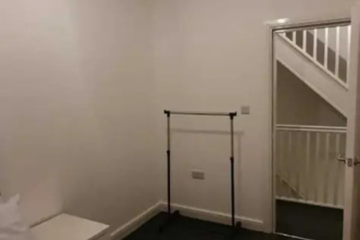 Room 6 of 18