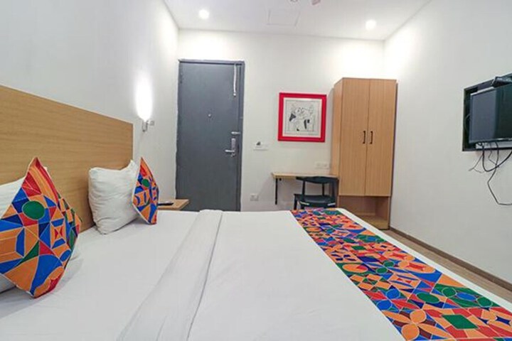 Room 12 of 32