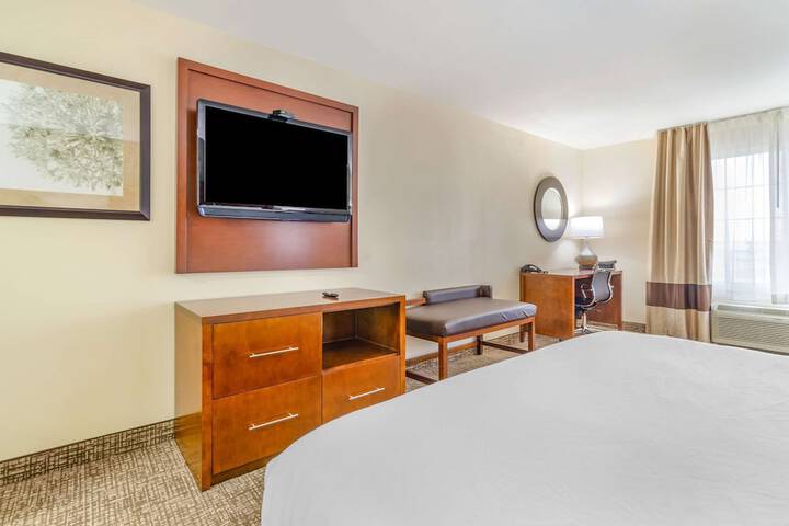 1 King Bed (3 of 8)