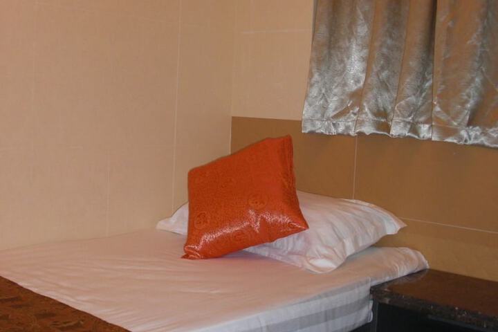 Room 6 of 30