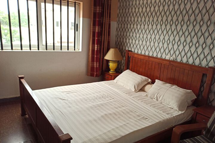 Room 5 of 16