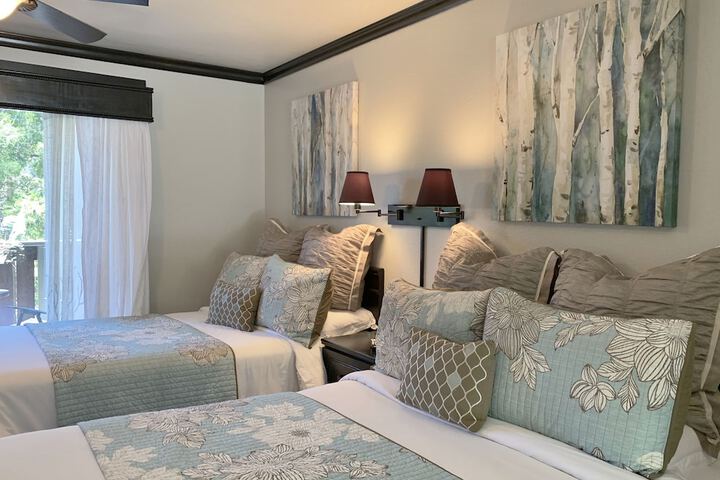 Deluxe Queen Bed (41 of 49)