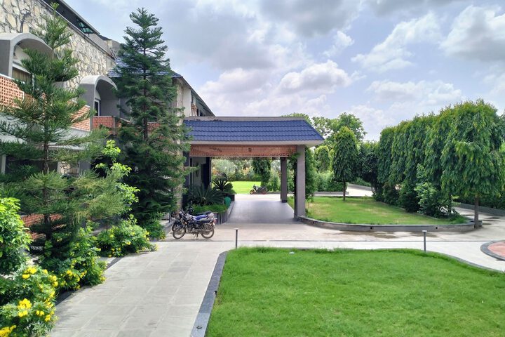 Hotel Exterior 60 of 62