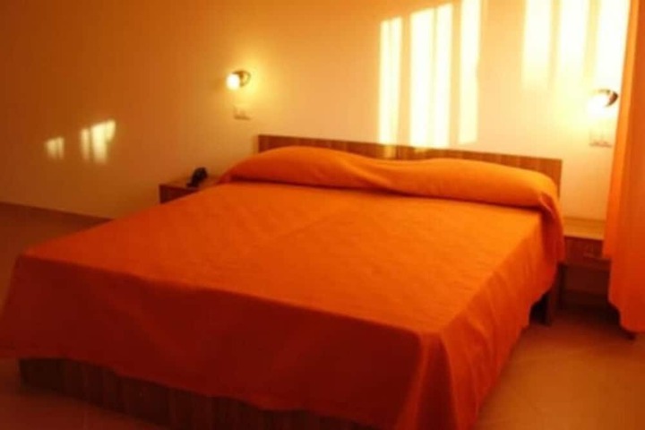 Room 4 of 6