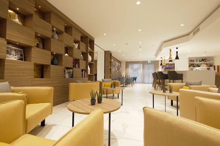 Lounge 70 of 89