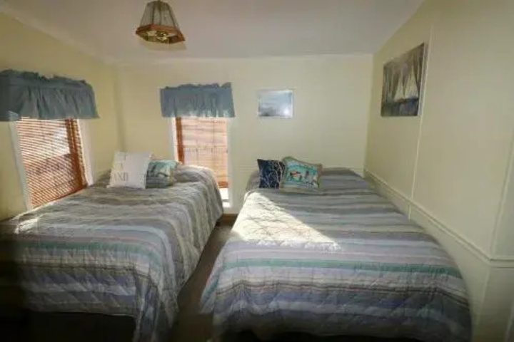 Room 2 of 10