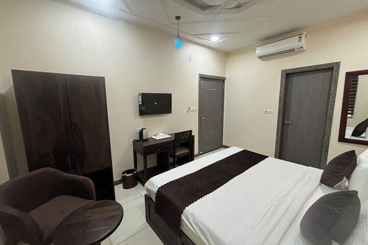Room 7 of 14