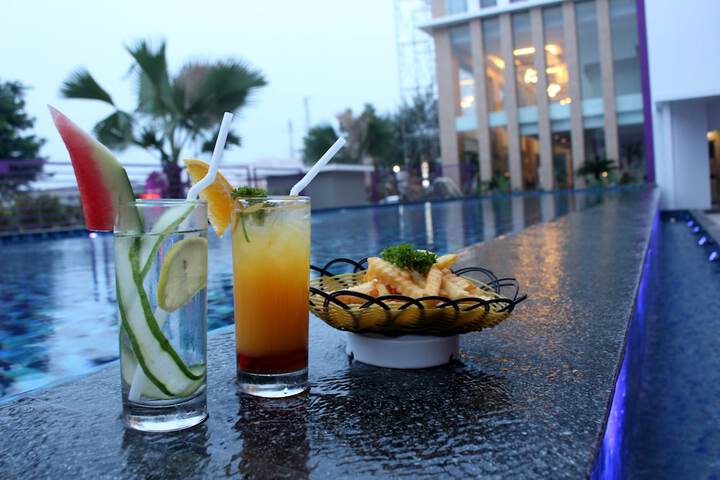 Lounge 54 of 67