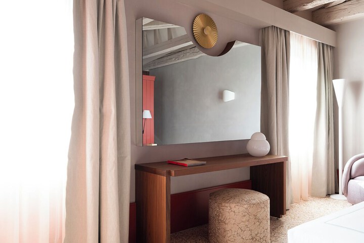 Room 3 of 8