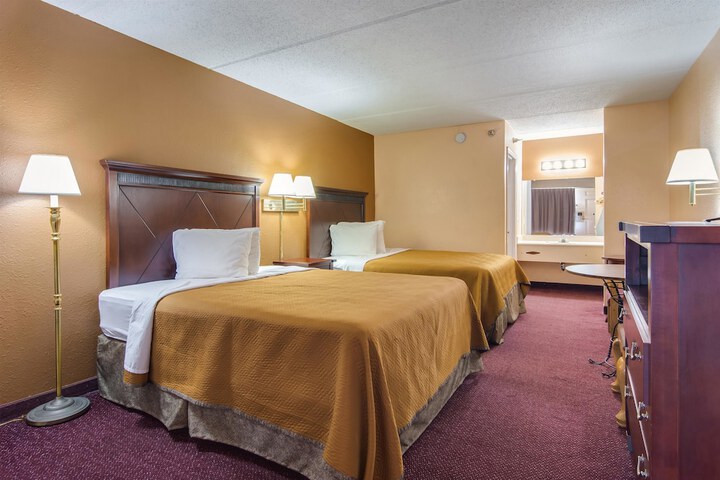2 Queen Beds (6 of 7)