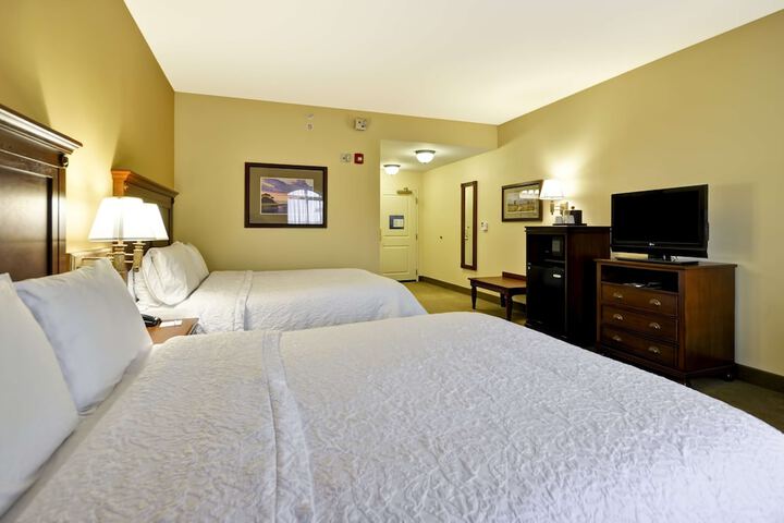 2 Queen Beds (11 of 12)
