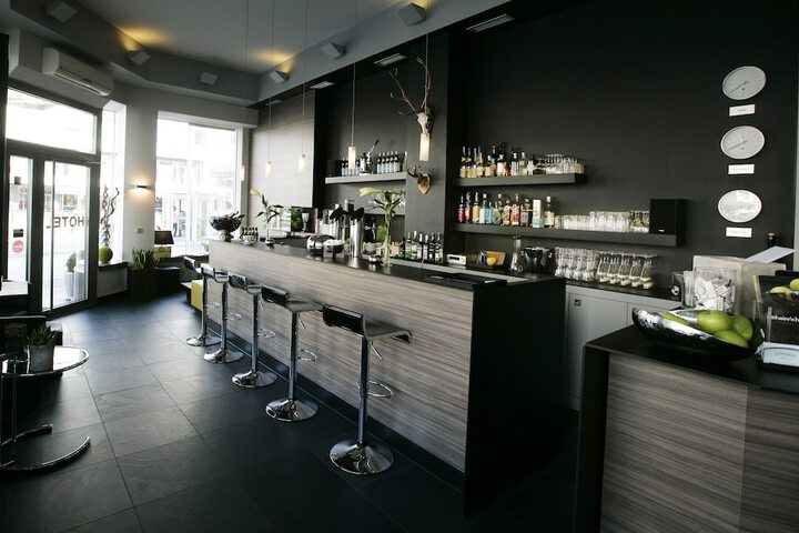 Lounge 18 of 32