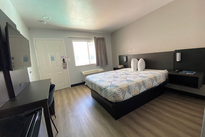 1 Queen Bed (14 of 19)