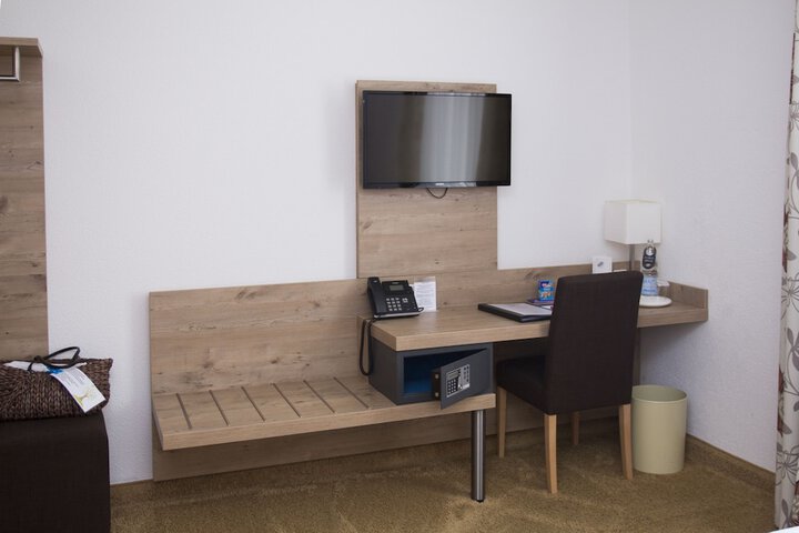 Room 4 of 40