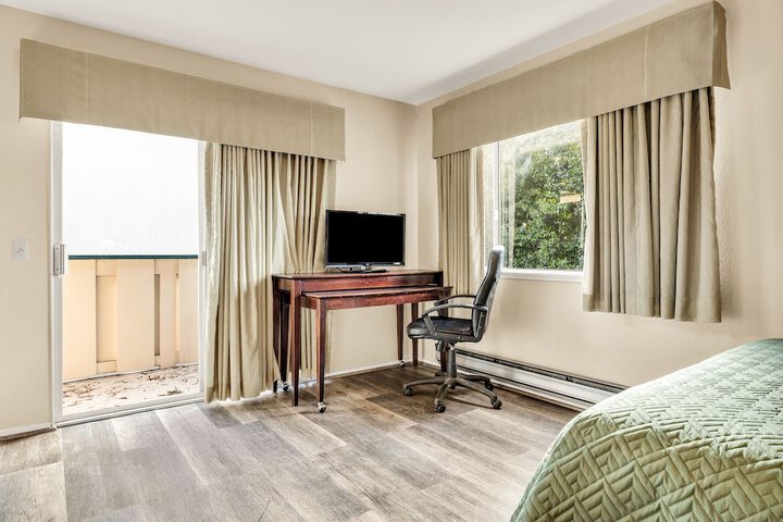 1 Queen Bed (9 of 18)