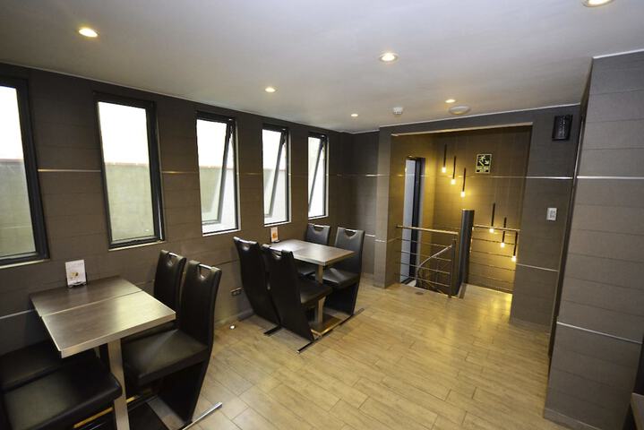 Lounge 36 of 46