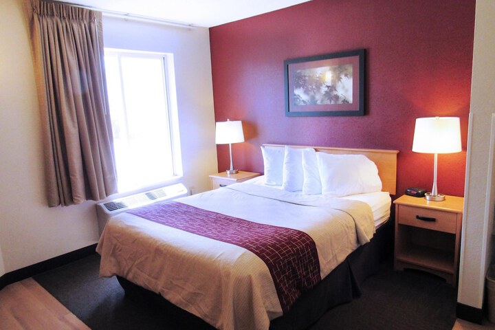 Deluxe Queen Bed (9 of 14)
