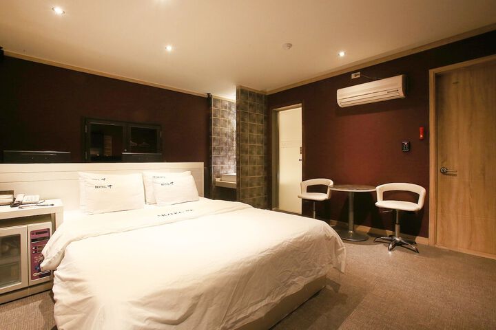 Room 28 of 121
