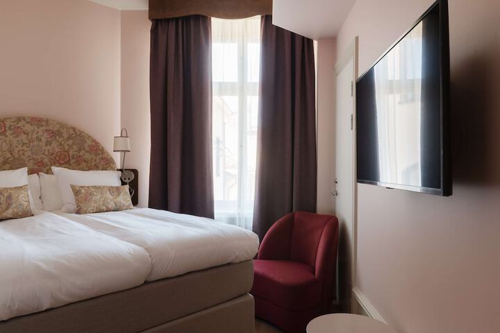 Room 12 of 116