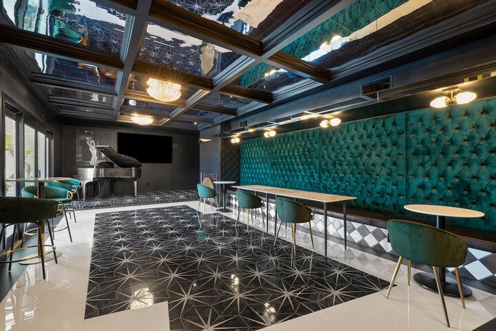 Lounge 126 of 151