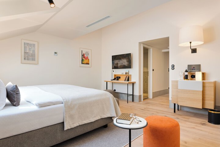Room 8 of 40