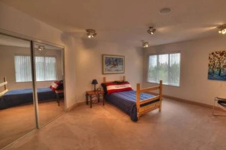 Room 4 of 13
