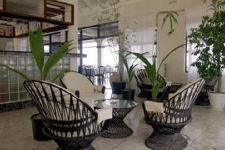 Lounge 9 of 19