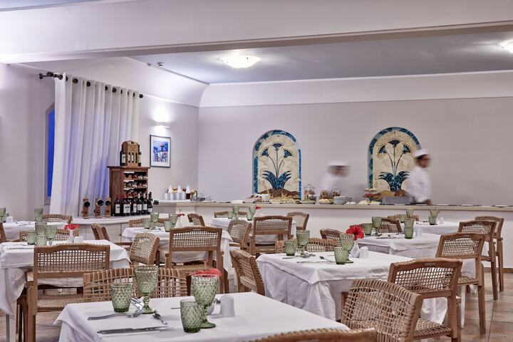 Dining 40 of 63