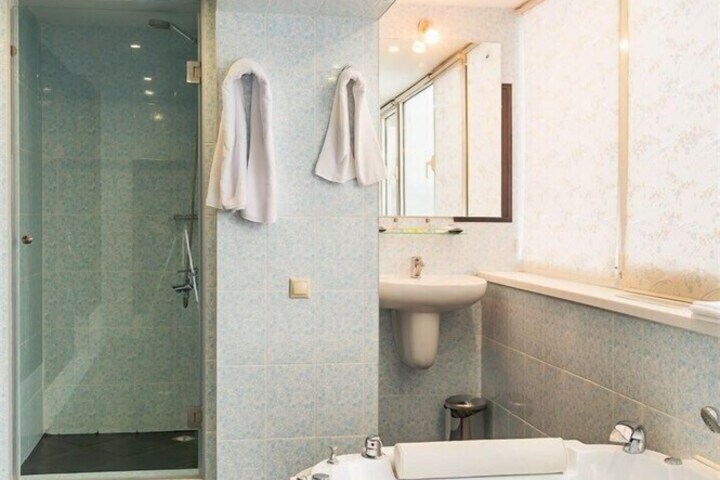 Room 25 of 39