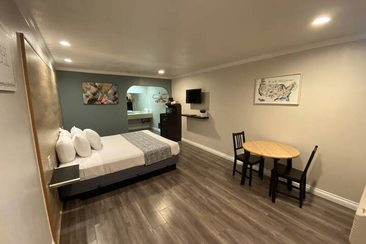 Deluxe Suite King Bed (9 of 10)