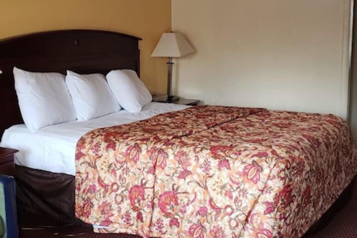 Deluxe 2 Queen Beds (3 of 3)