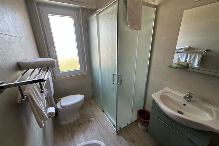 Room 32 of 48