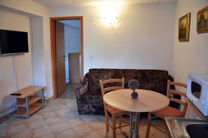 Room 9 of 28