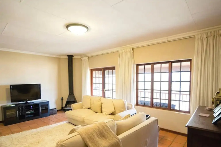 Room 4 of 8