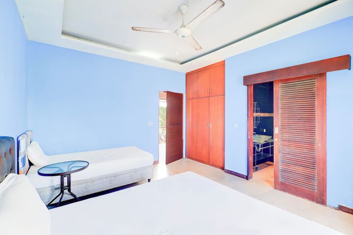 Room 32 of 46