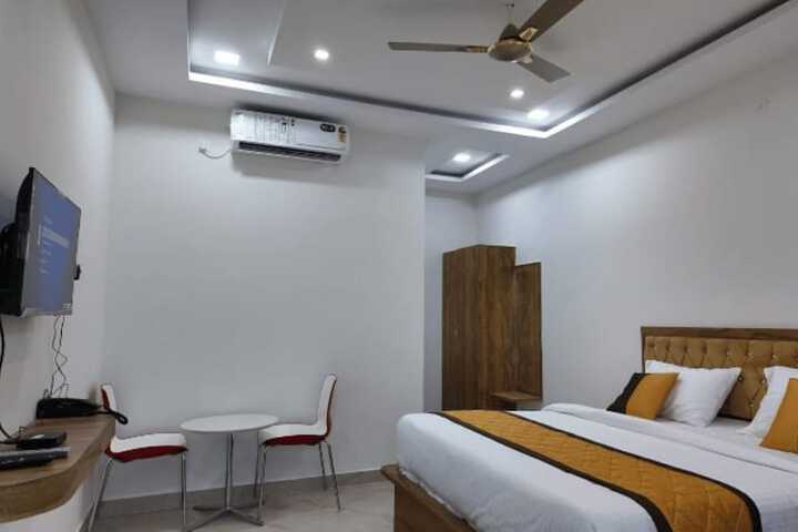 Room 4 of 9