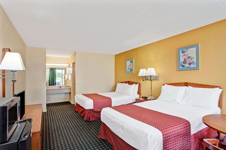2 Double Beds (10 of 10)